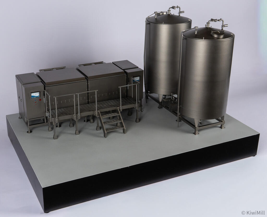 Cook tank scale model from the front left with lids closed, showing the grated platform and conical tank bottoms